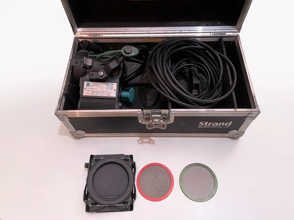 Foco Fresnel HMI Strand 200 W 5600ºK (balastro magnético) 2.webp