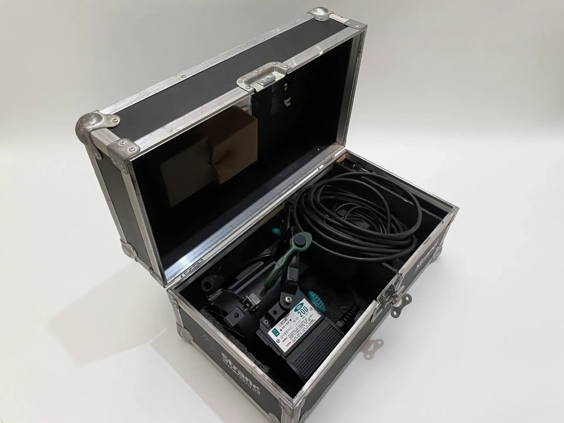 [SDC08030003] Foco Fresnel HMI Strand 200 W 5600ºK (balastro magnético)